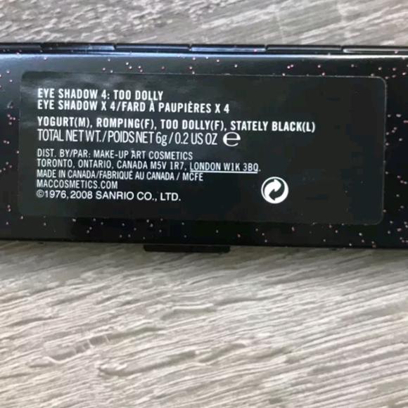 MAC Hello Kitty Hello Dolly Eye Shadow Palette - Picture 2 of 3